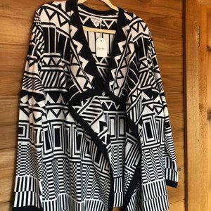 NWT! Beautiful Navy & White Tribal Print Cardigan